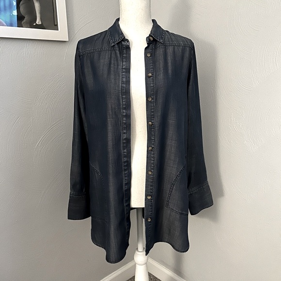 Chico’s Women’s Size 0 Lightweight Denim Long Button Down Shirt. - Picture 2 of 5